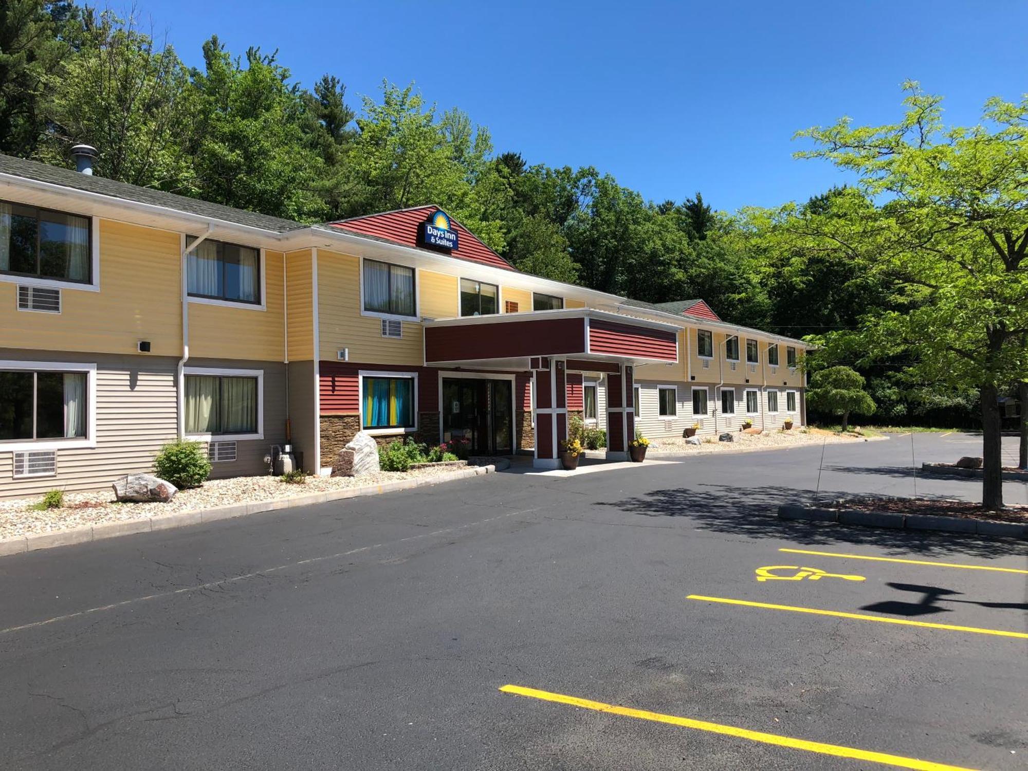 Days Inn & Suites By Wyndham Stevens Point Exterior photo